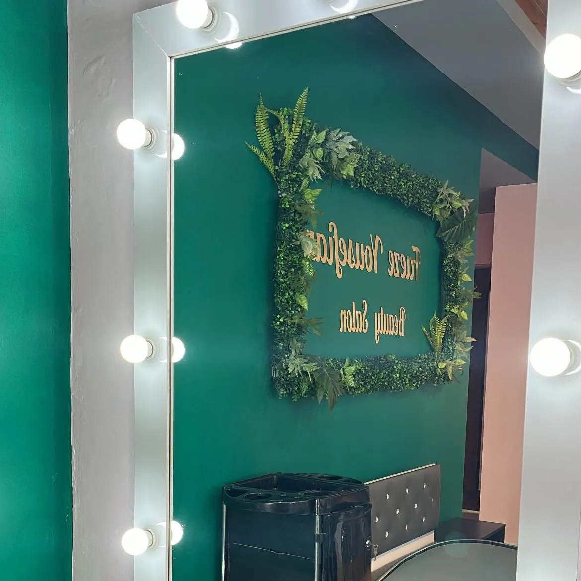 سالن زیبایی فائزه يوسفيان سالن زیبایی فائزه يوسفيان