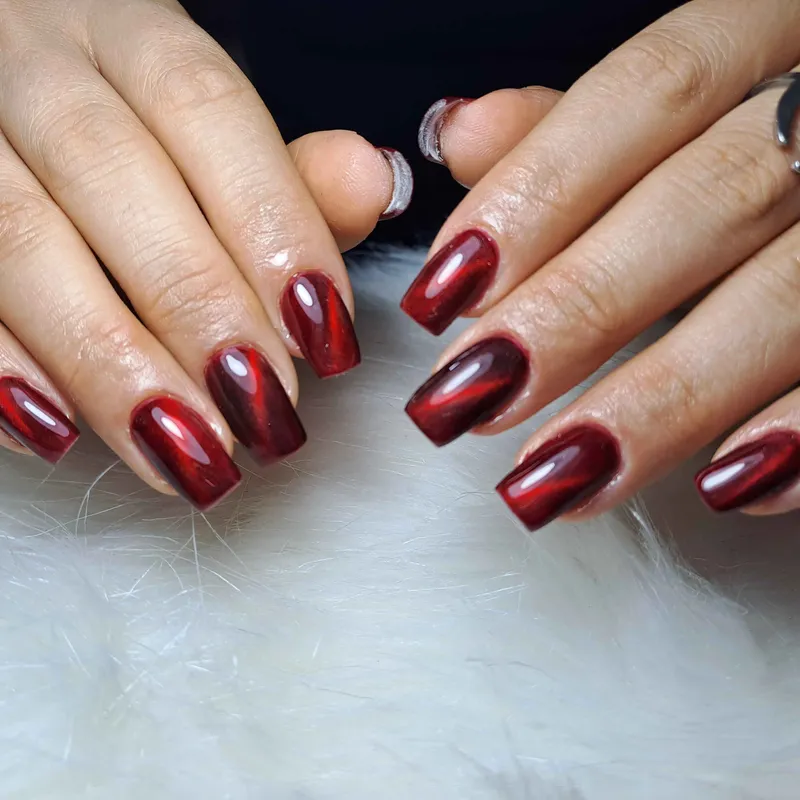 لاک قرمز چشم گربه ای