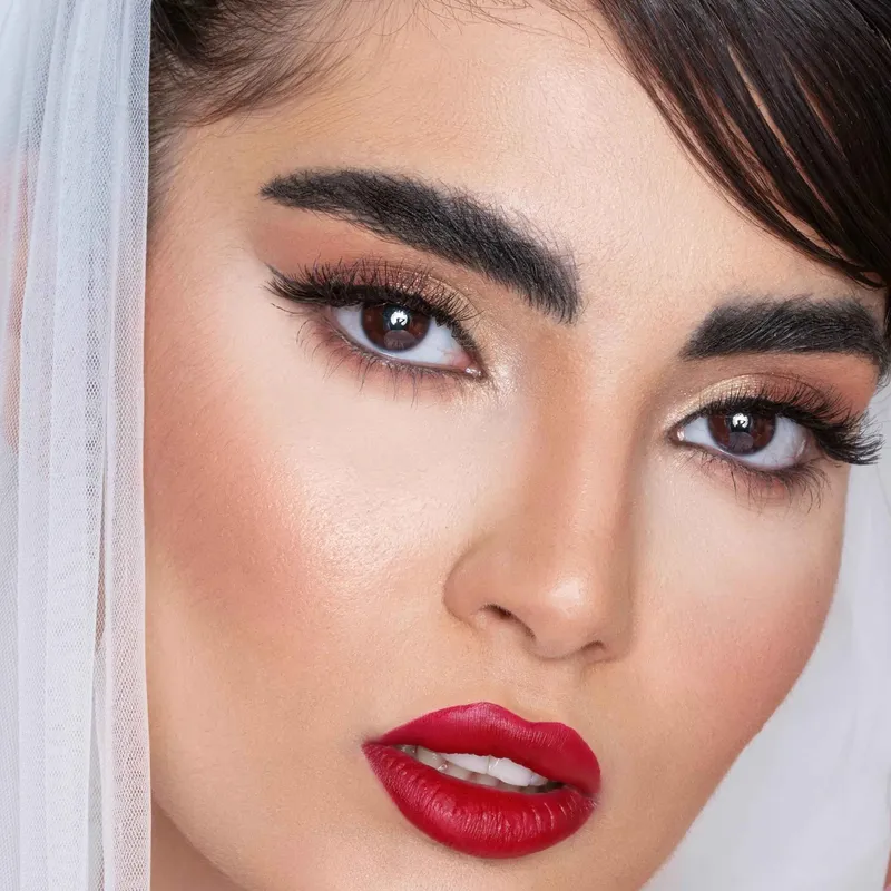 میکاپ شیک و لایت عروس با رژ قرمز