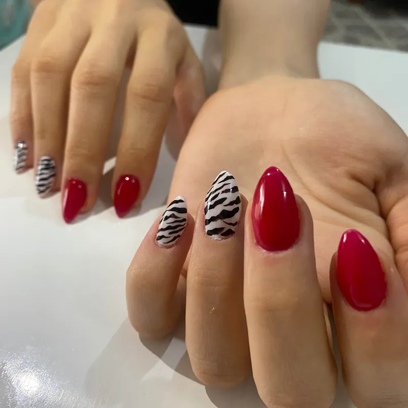 کاشت ناخن با بهترین متریال