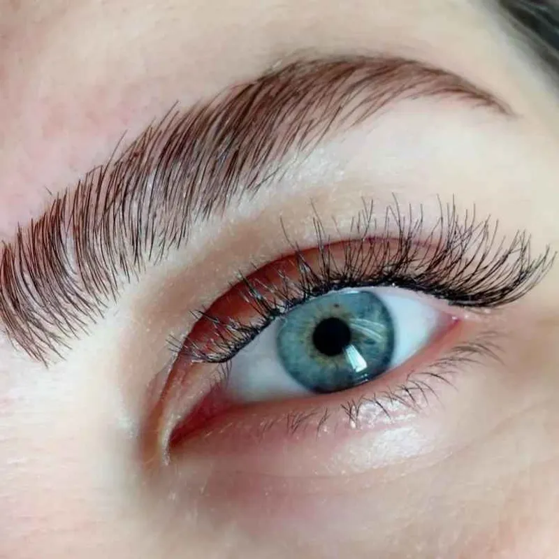 کاشت مژه و لیفت ابرو