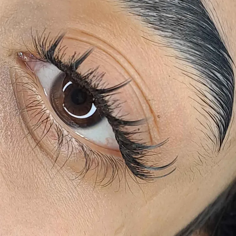 کاشت مژه کایلی کم حجم 