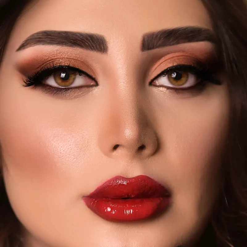 میکاپ لایت با رژ قرمز