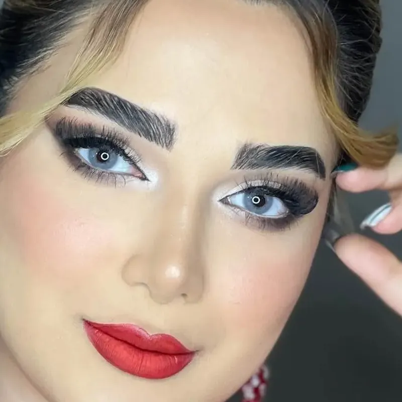 سایه عروسکی لایت با رژ قرمز