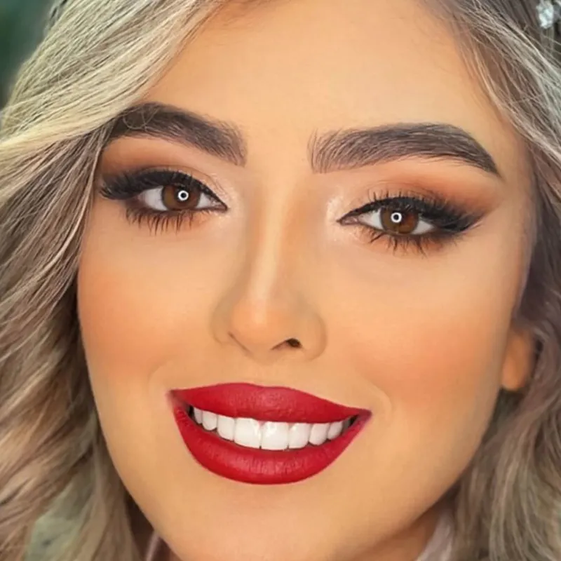 میکاپ با رژ قرمز 