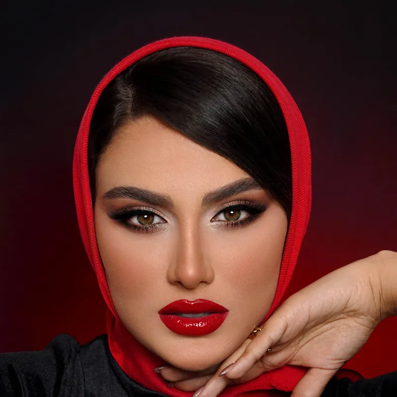 میکاپ با رژ قرمز 