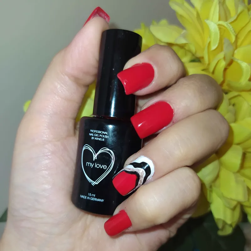 کاشت ناخن و طراحی مینیمال