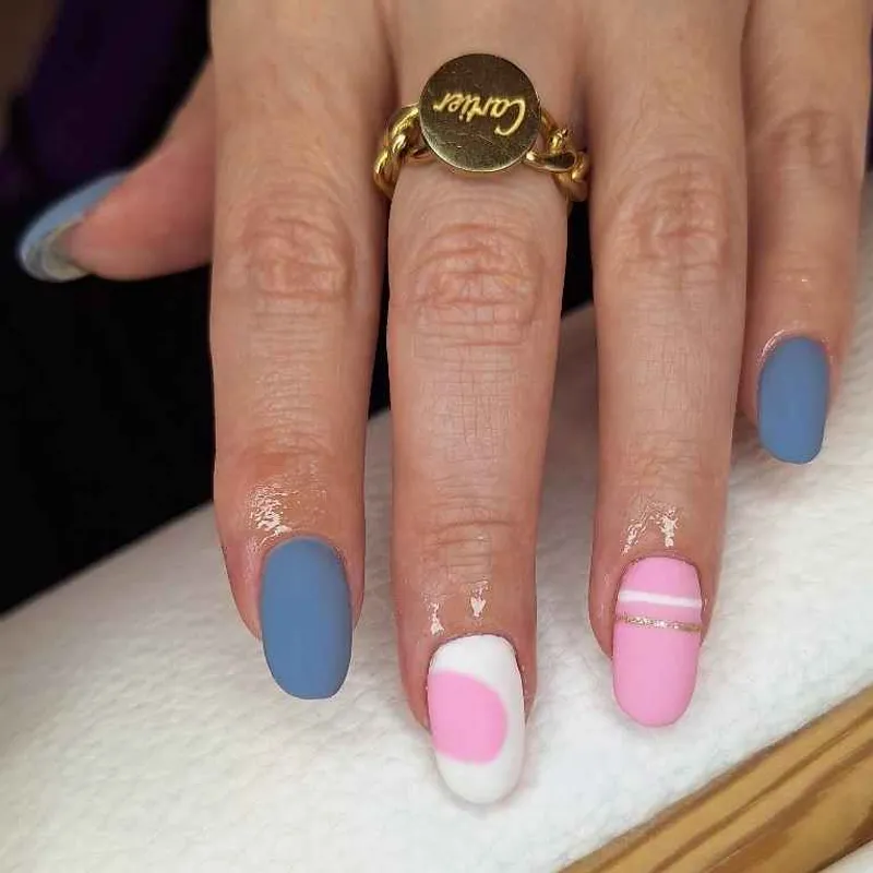 ترمیم ناخن و لاکژل مخملی و طراحی مینیمال