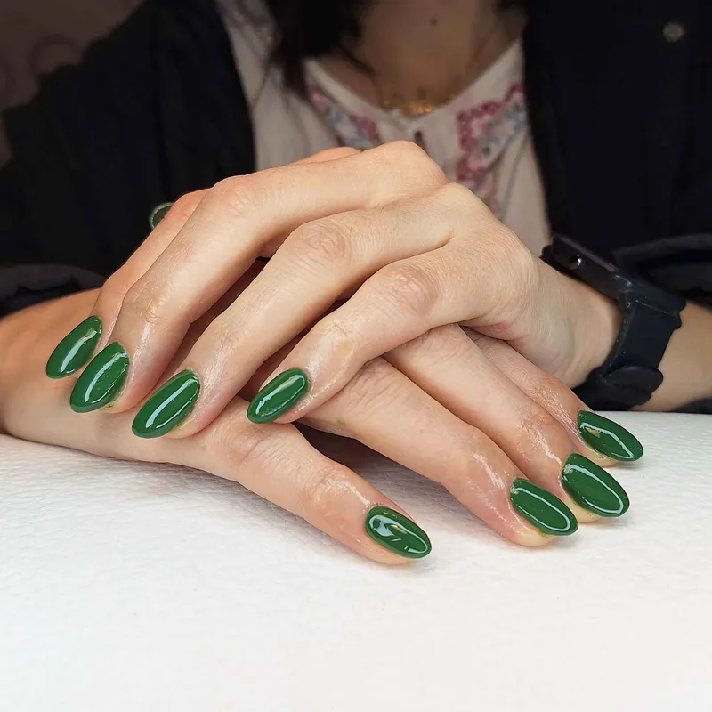 ترمیم ناخن و لاکژل سبز یاقوتی 