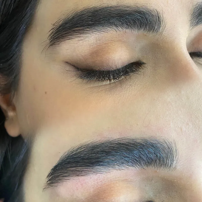 اصلاح و فرم دهی ابرو