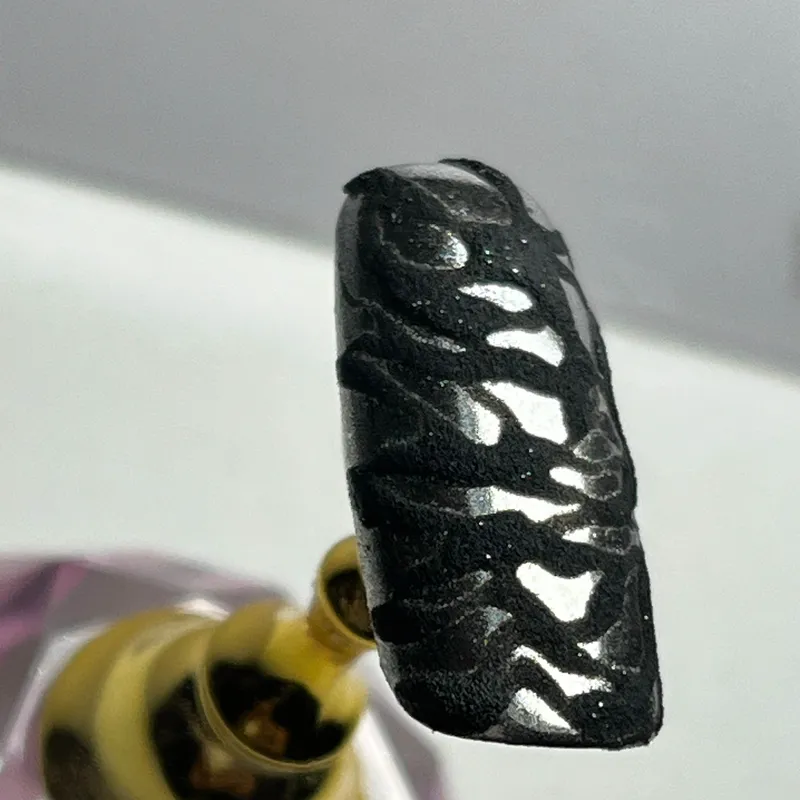 طراحی ناخن برجسته