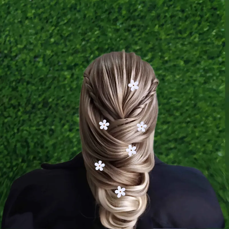 شنیون با گلهای بهاری