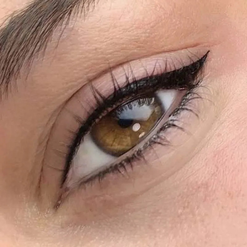 خط چشم و بن مژه 