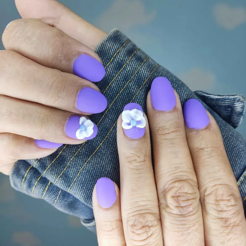 کاشت و طراحی ناخن