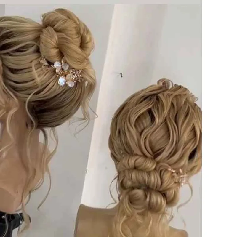 خدمات عروس .میکاپ.رنگ و لایت .تتو . شنیون.کاشت ناخن و مژه 