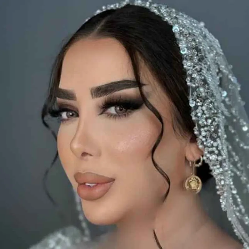 میکاپ عروس. ورق بزنید ..