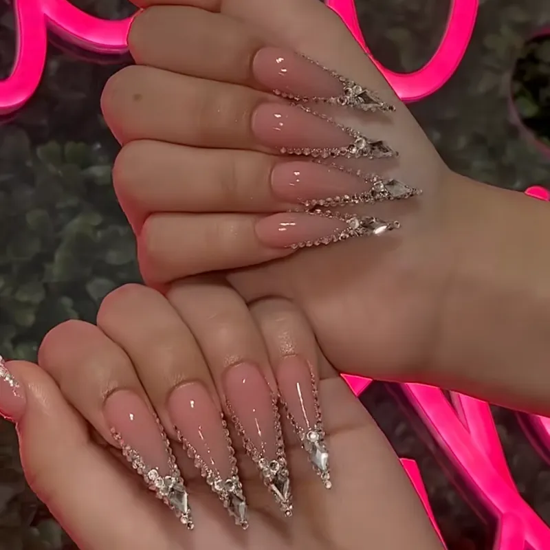 کاشت و دیزاین ناخن مینا نوری