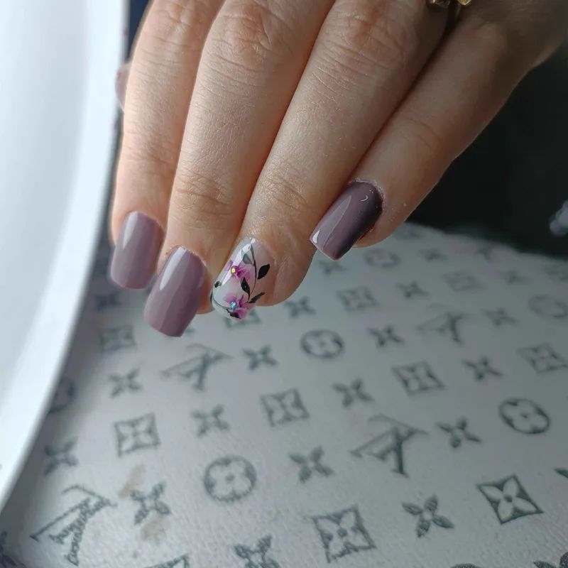 کاشت و طراحی ناخن