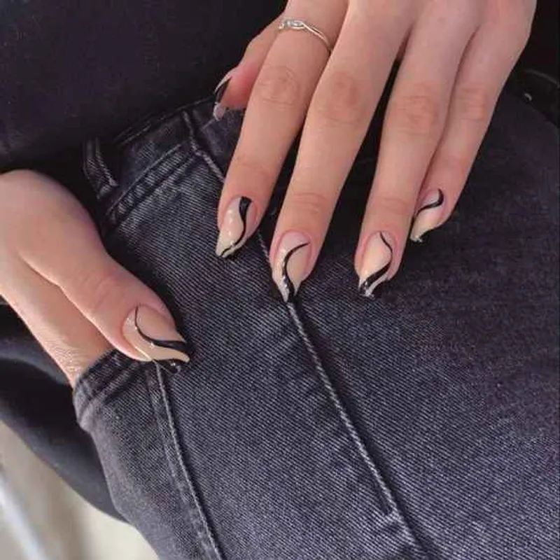 خدمات و آموزش ناخن شبنم نوروزی با ارائه مدرک فنی و حرفه ای 