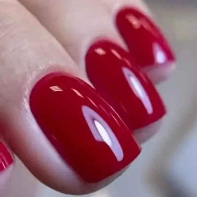 لاک ناخن قرمز یلدایی