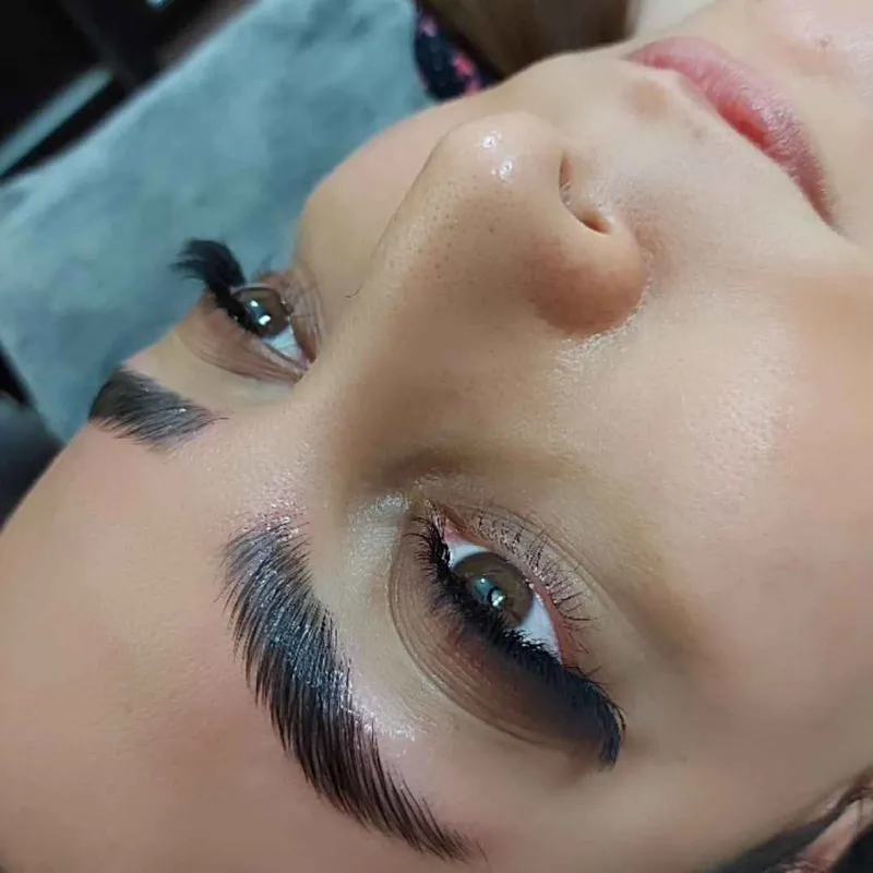 اکستنشن مژه همراه با لیفت ابرو