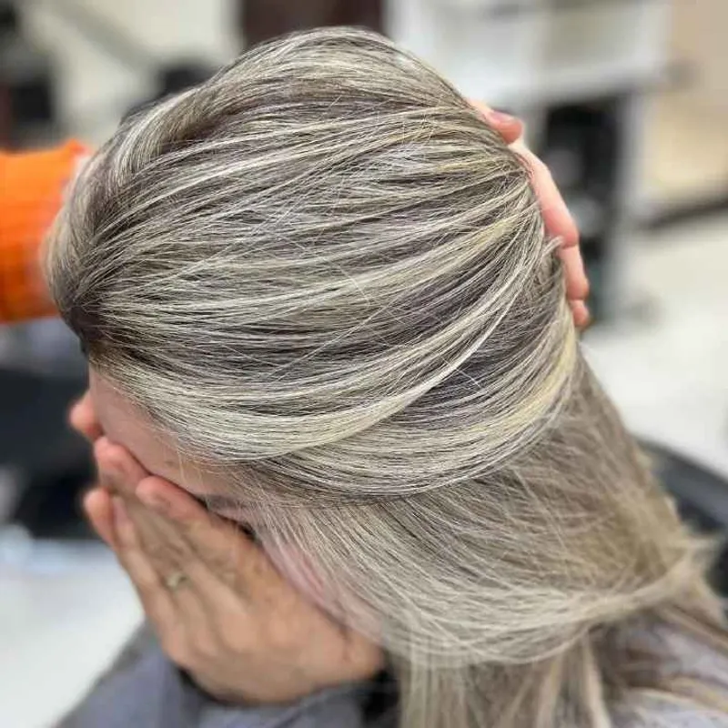 لایت کرم استخوانی روی زمینه قهوه ای 