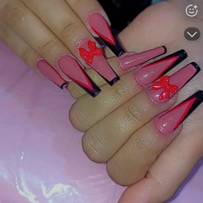 ارائه خدمات کاشت ناخن 