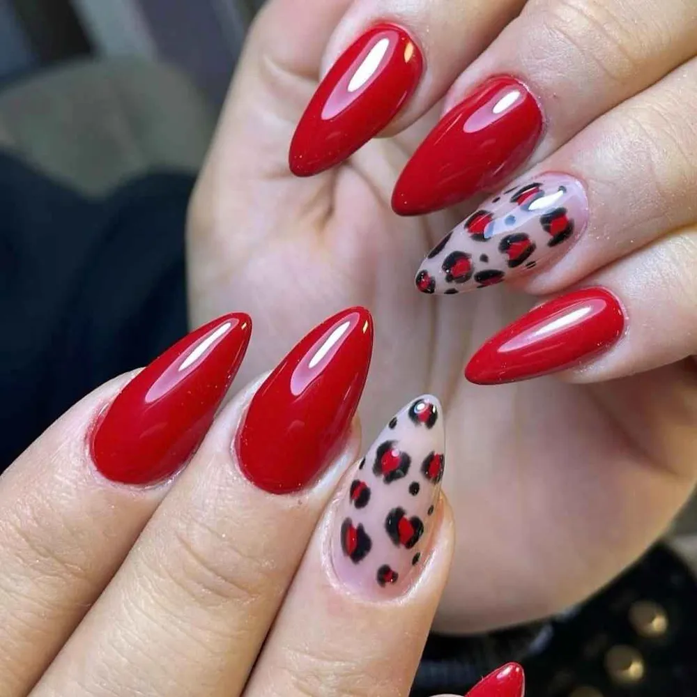 کاشت ناخن قرمز