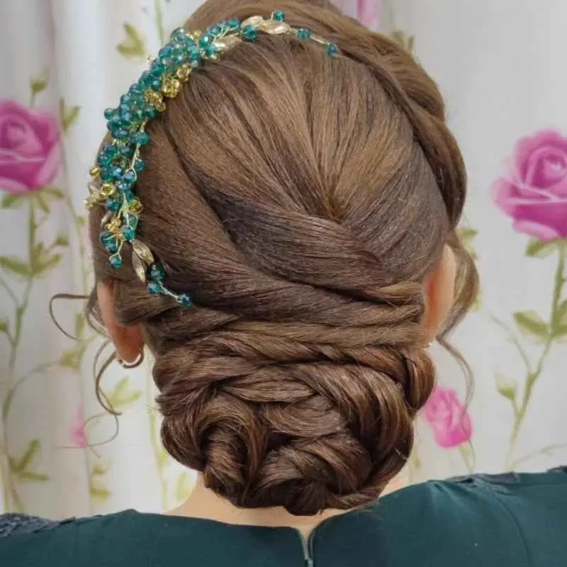 خدمات شنیون ،میکاپ،رنگ،اپیلاسیون،ابرو و اصلاح ،کاشت ناخن و مژه 