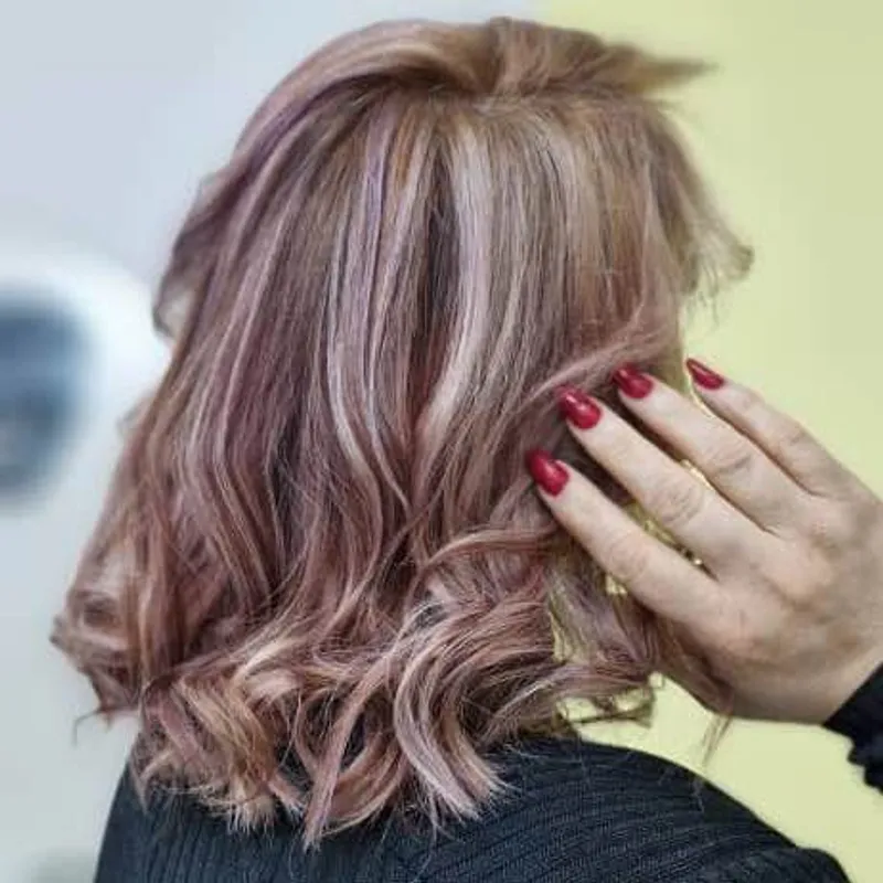 ناخن کار ،مژه کار،ارایش دائم، رنگ و کراتین ،فر دائم 