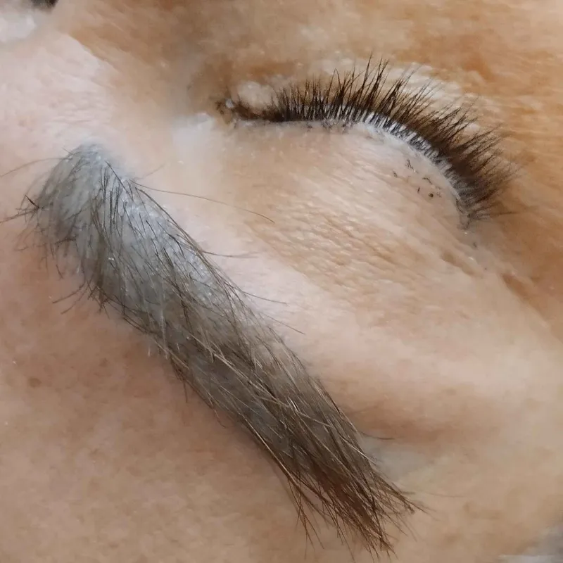 لیفت مژه و ابروی مشتری عزیزمون ک ابروهاشون کاشت بود