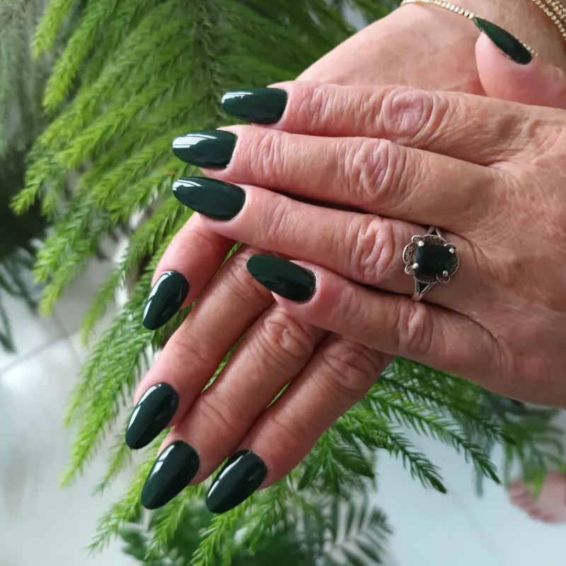 خدمات تخصصی کاشت ناخن