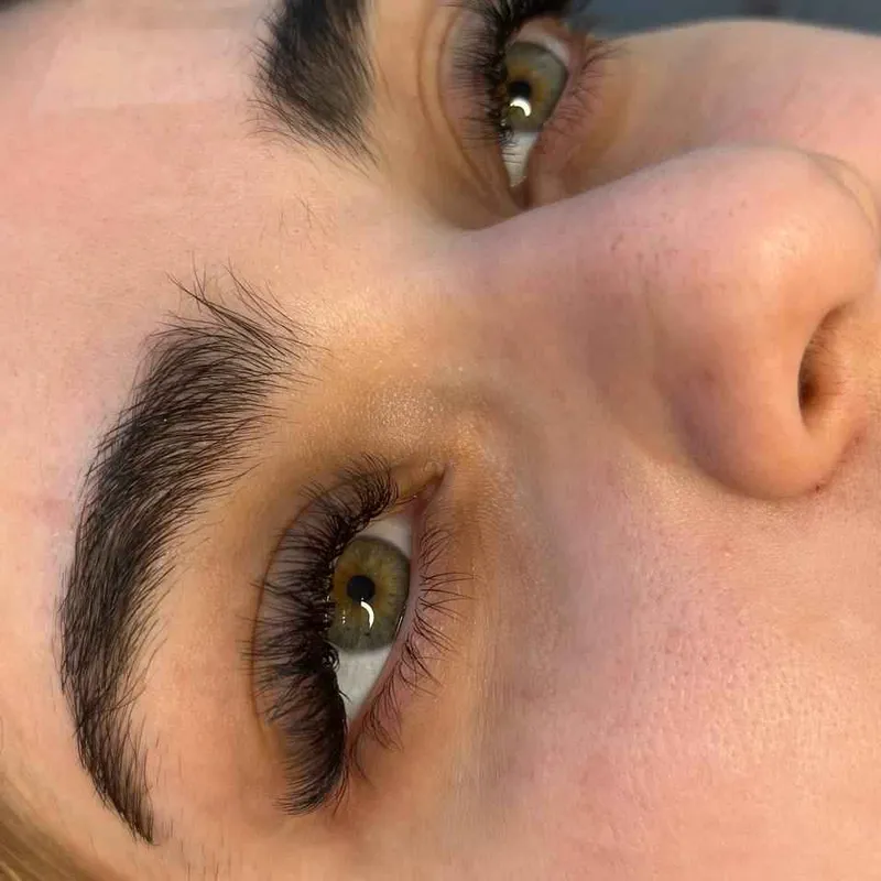 مژه مگاوالیوم