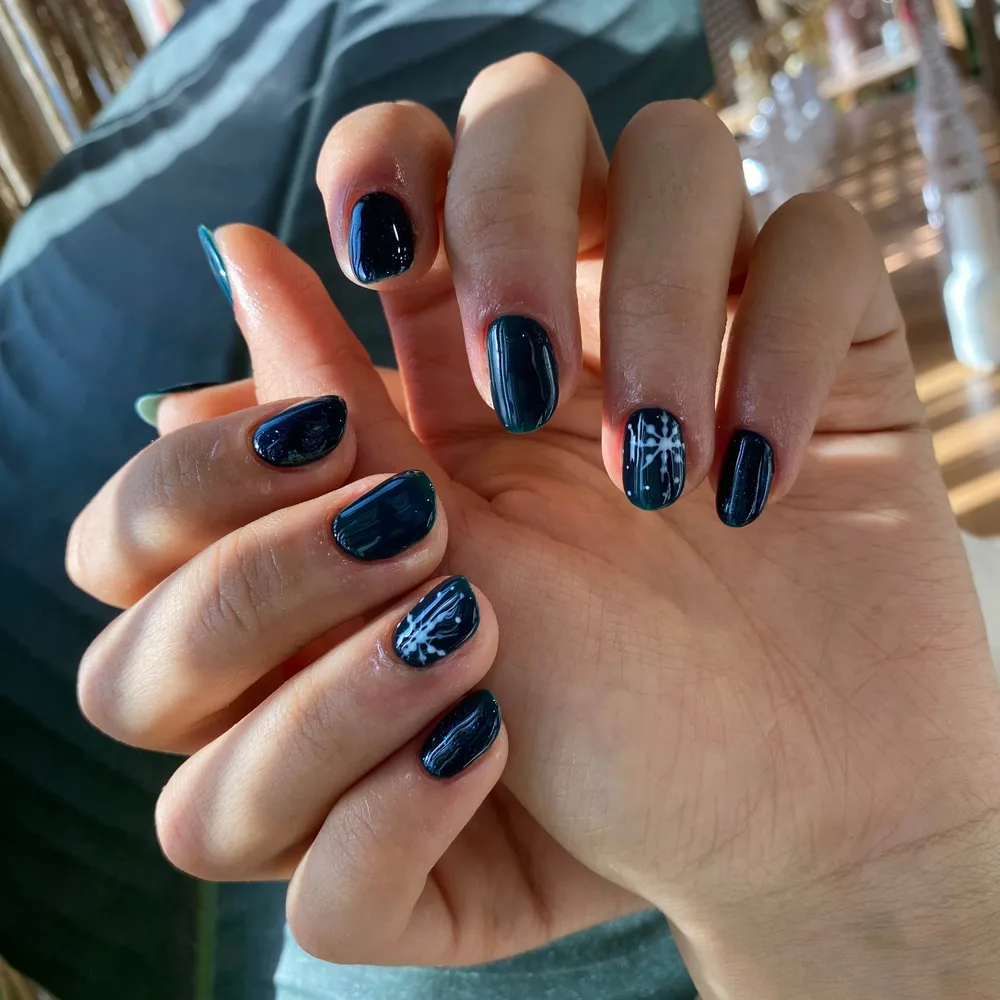 ناخن طرح مشکی ستاره