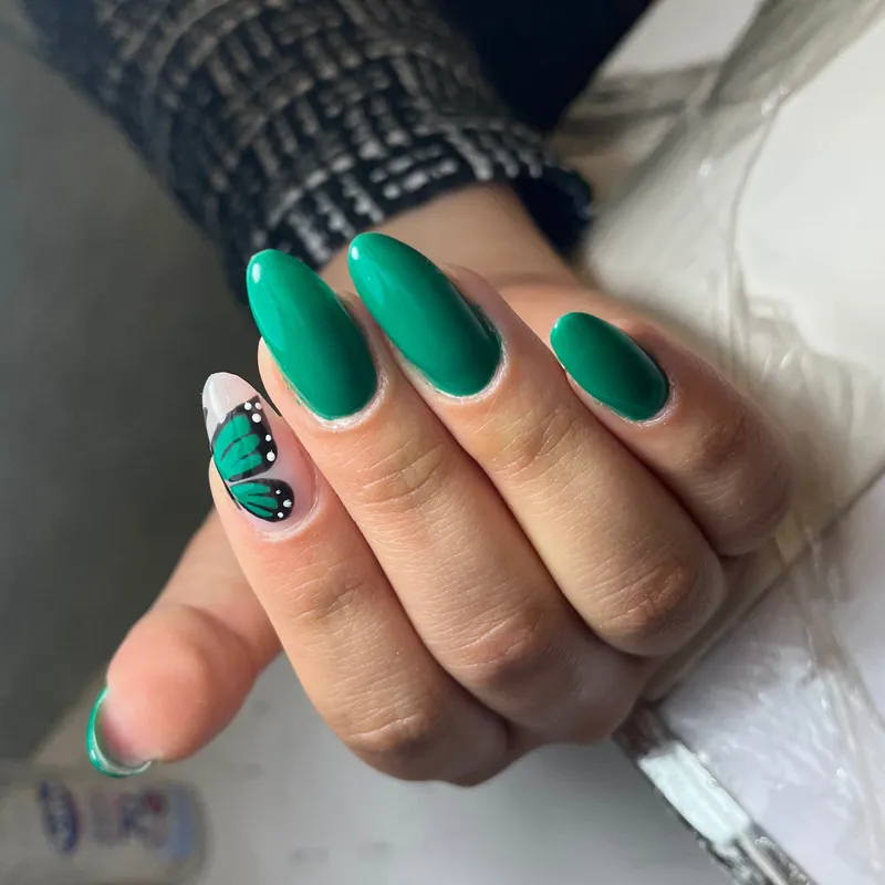 ارائه تمامی خدمات مربوط به مانیکور و پدیکور لاین پودر و ژل 