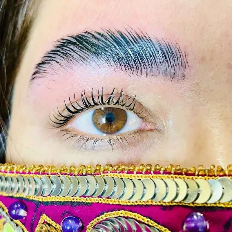 اکستنشن مژه و لیفت ابرو و مژه 