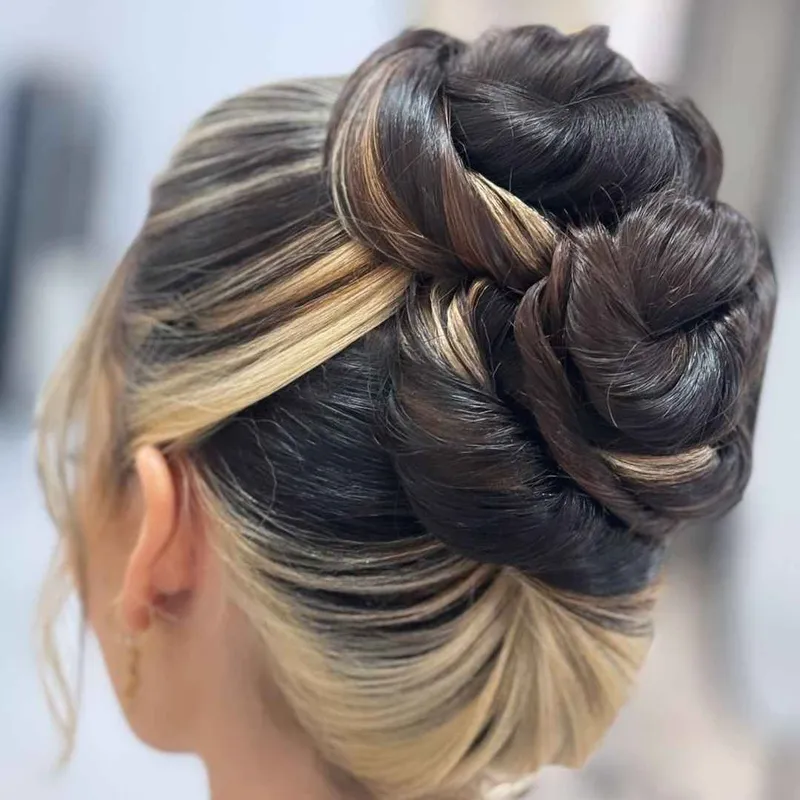 کلیه خدمات آرایشی در سالن انجام میشود