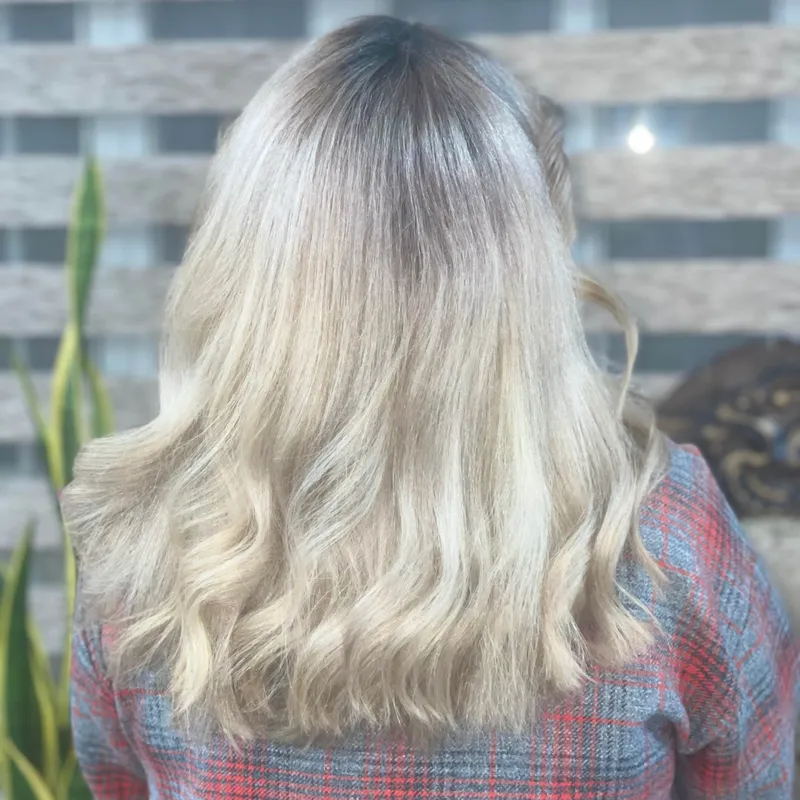 رنگ مو ،ناخن مژه ،فر دایم و تمامی خدمات 