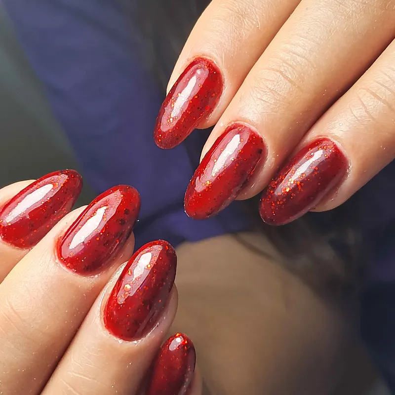 کاشت و ترمیم و لمینت ناخن و کف سابی و پارافین تراپی