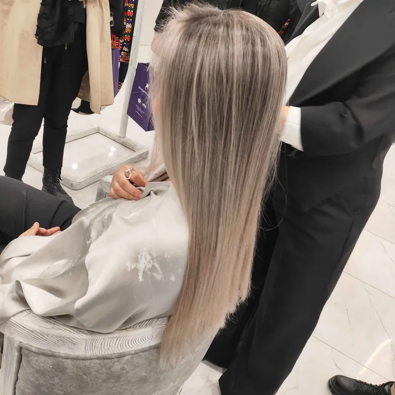 میکاپ، شنیون، اصلاح درما، رنگ ولایت، کاشت ناخن، انواع بافت مو، کراتین و احیاسازی مو 