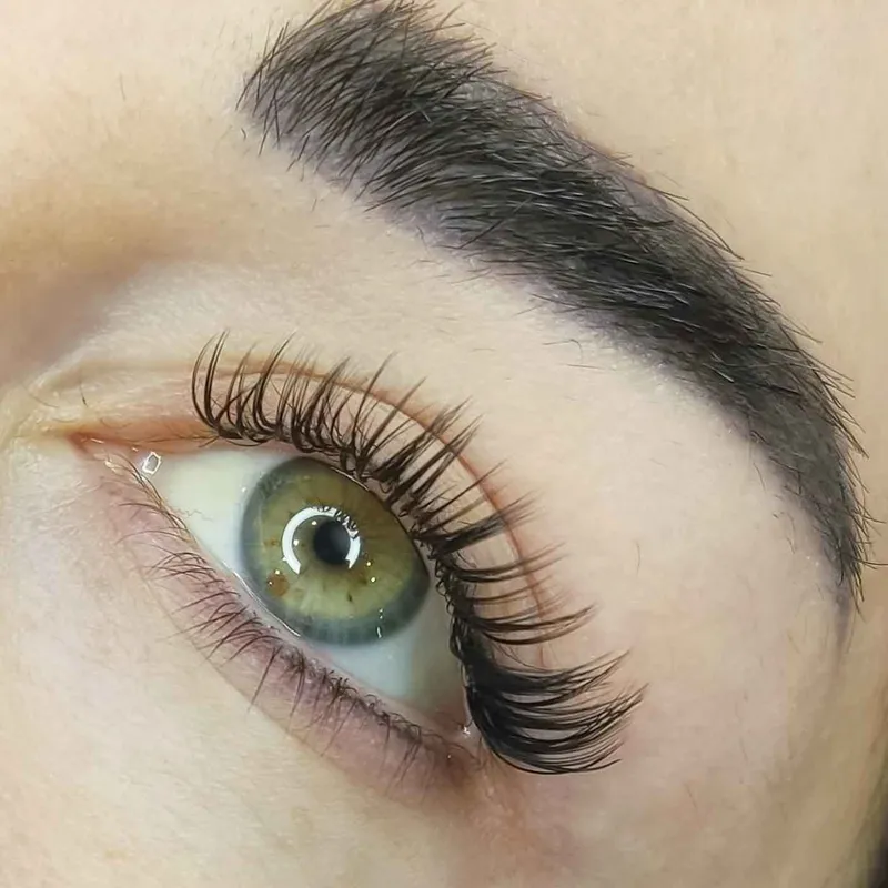 اجرای انواع تکنیک های اکستنشن مژه