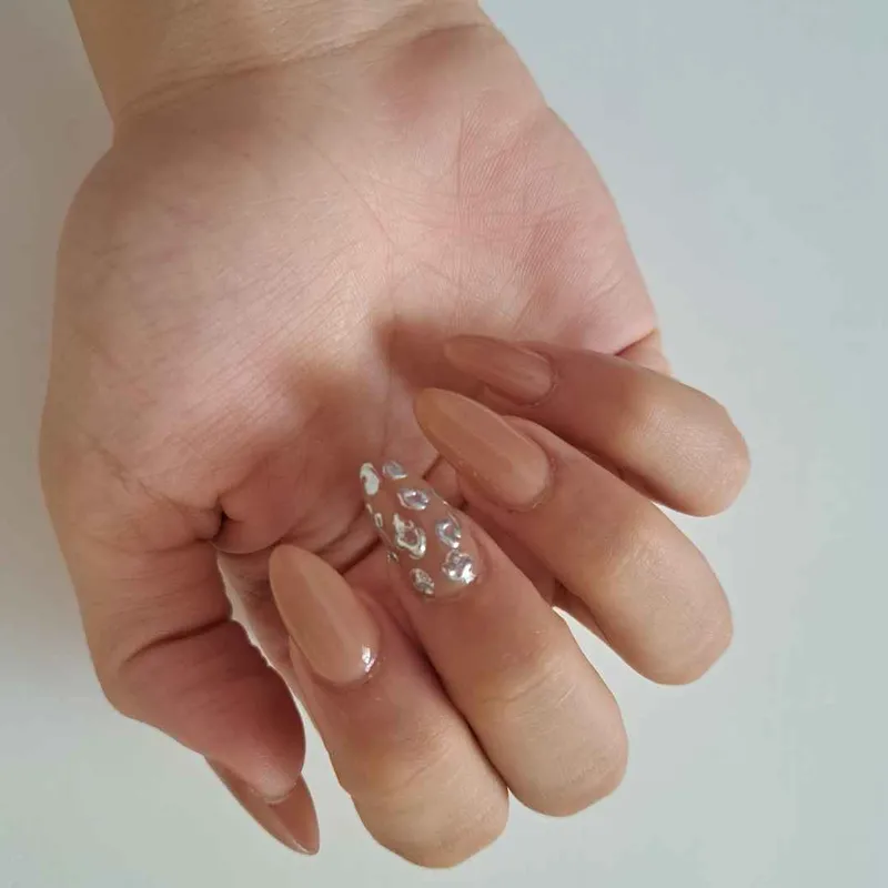 کاشت ناخن با رنگ نود ملایم فرم بادامی