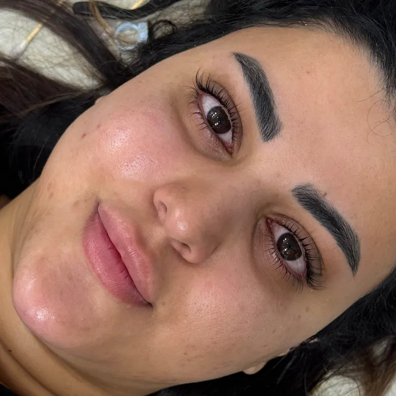 لیفت مژه و پاکسازی پوست