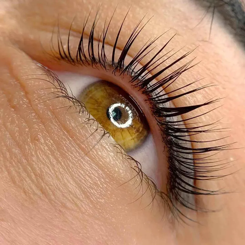 ليفت و لمینت مژه وابرو ۸۵۰هزارتومان 