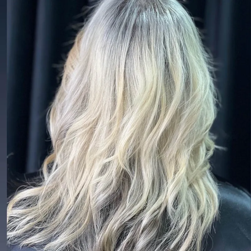 تمامی خدمات زیبایی اعم از آرایش دایم، مژه ناخن میکاپ کراتین و رنگ ولایت، پوست