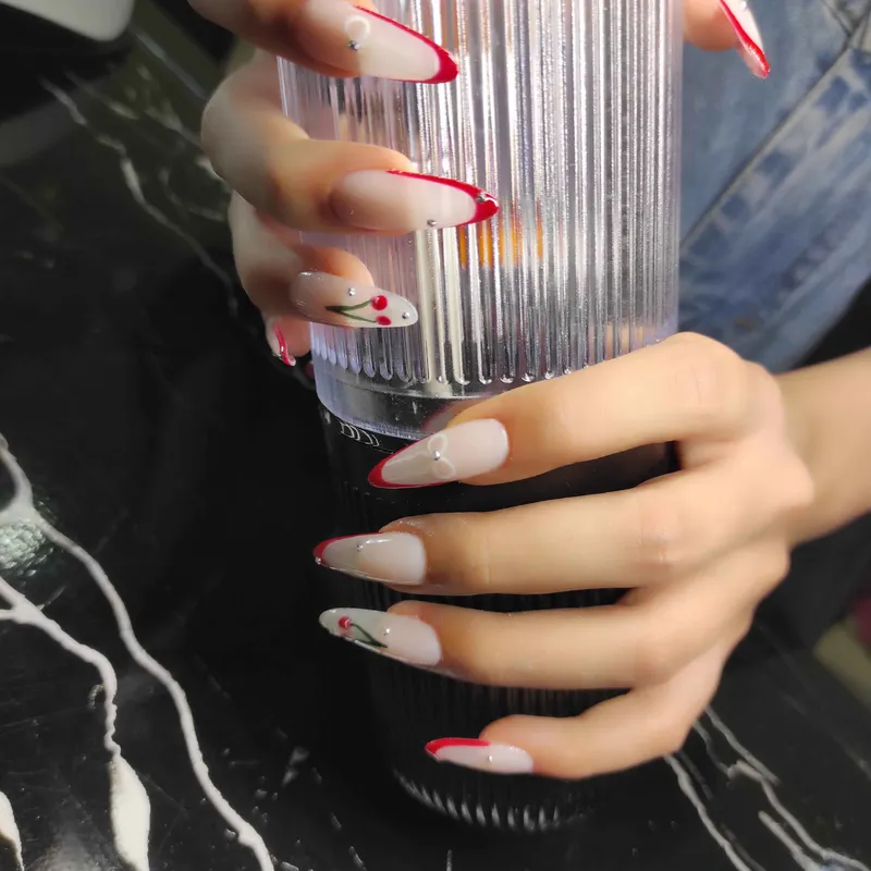 کاشت ناخن با فرنچ قرمز