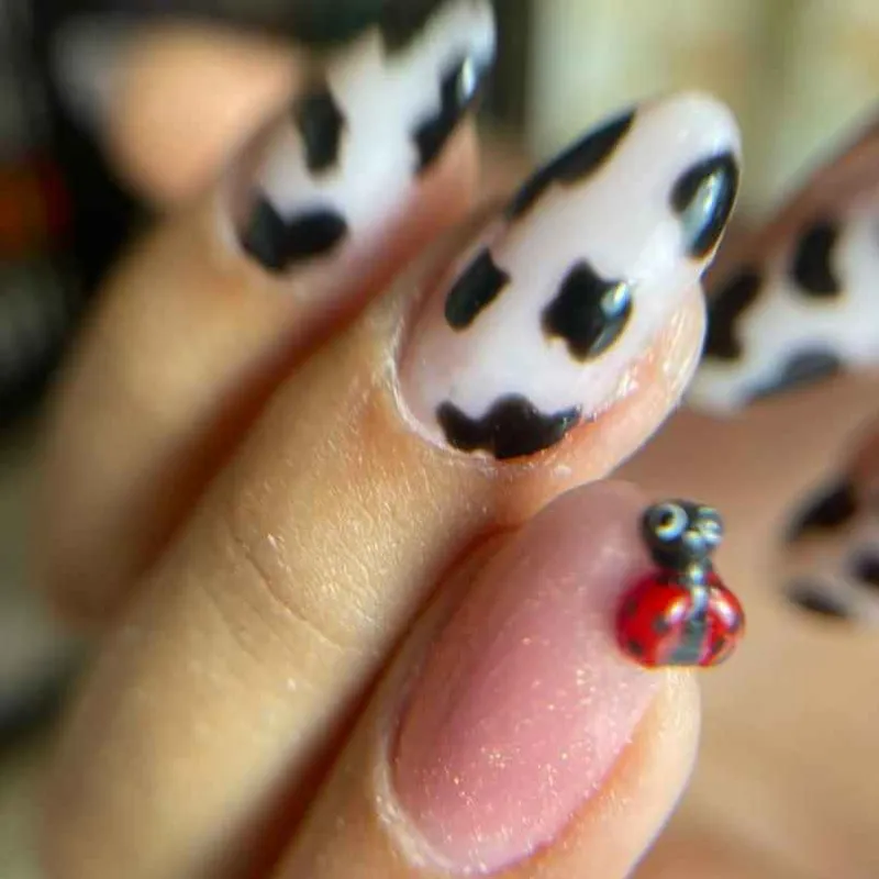 کاشت وطراحی ناخن 