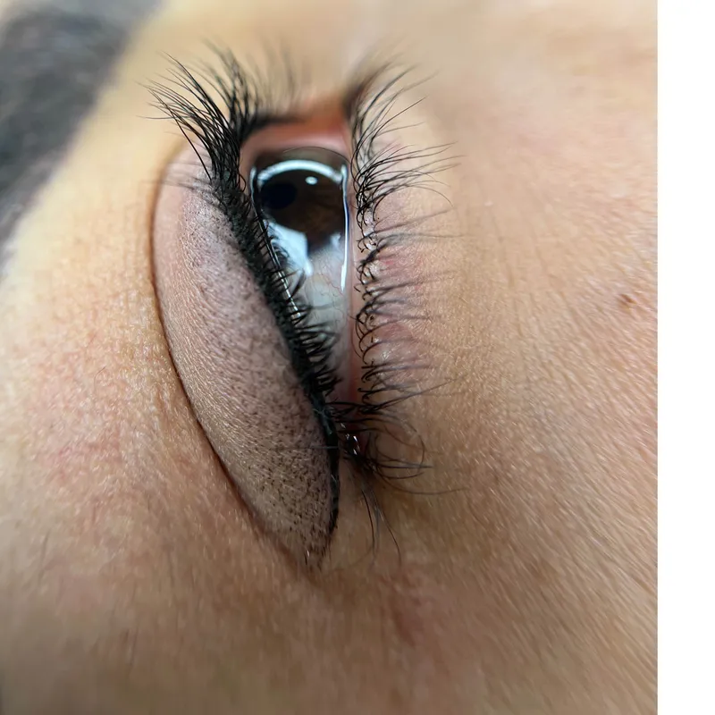 خط چشم ظریف و دنباله دار