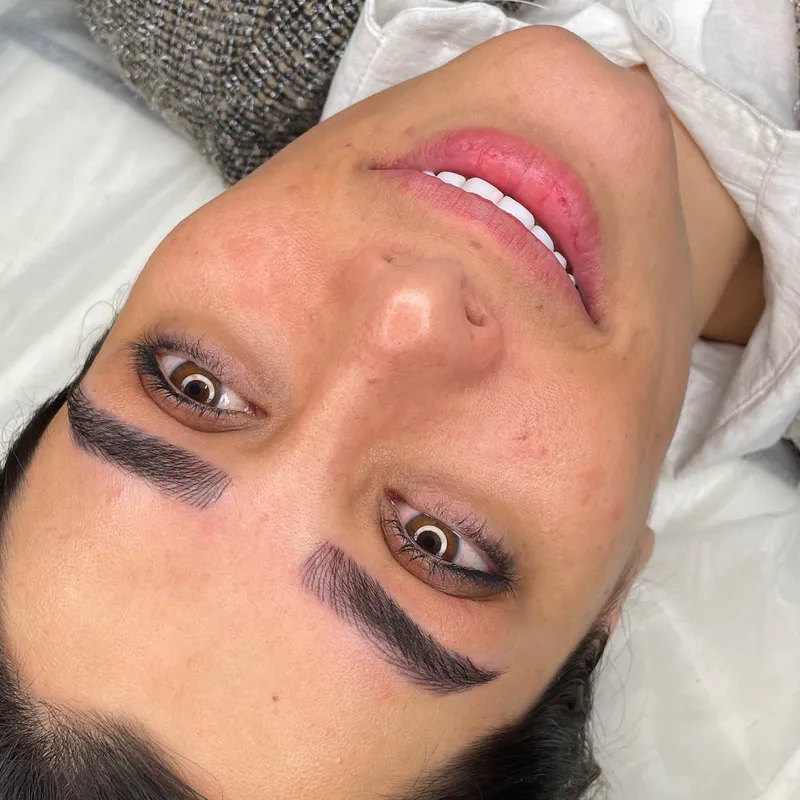 میکروبلیدینگ دخترونه و طبیعی