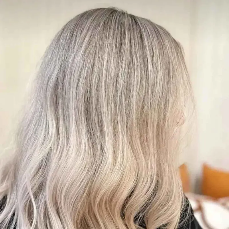 تمام دکلره.موی رنگ روشن.رنگ مو استخوانی 